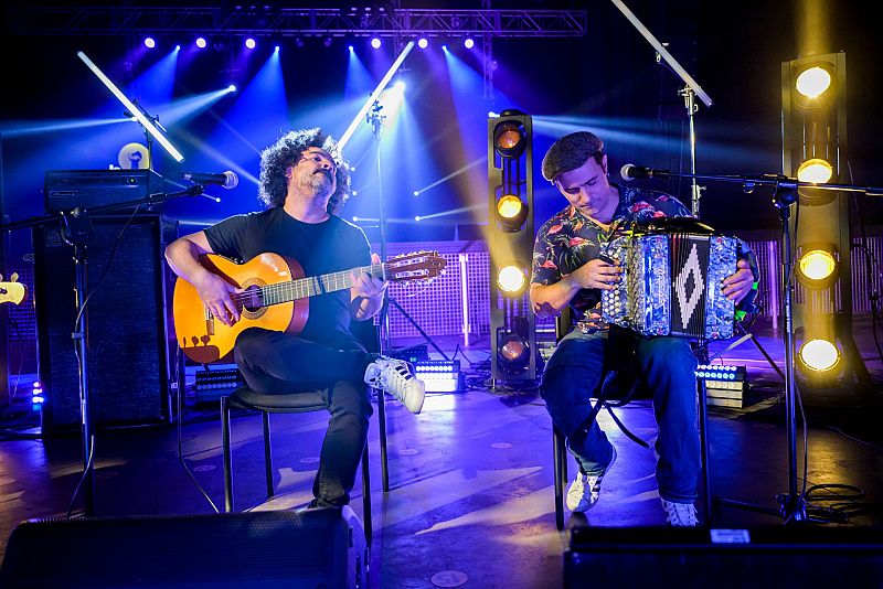 Muchacho amb guitarra i Joan Garriga amb acordió a 'Efecte Collins'