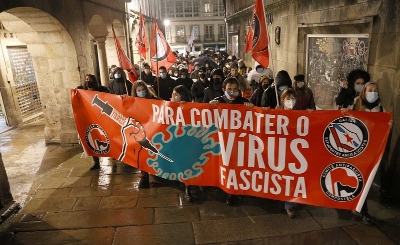 Medio millar de personas protestan en Santiago por la detención del rapero Pablo Hasel