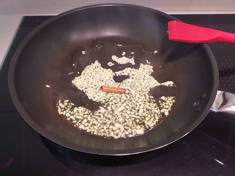 Sofreír los ajos picados, la canela y añadir la berenjena