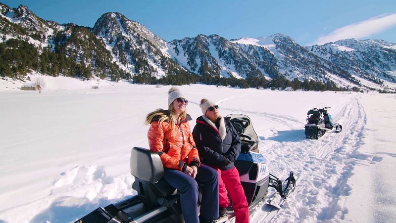 Anne y María aprenden a montar en moto de nieve