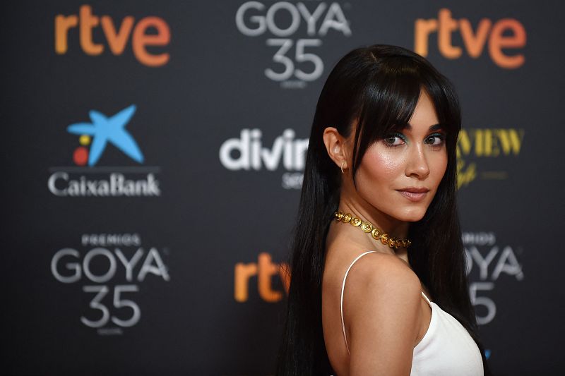 La cantante Aitana, de Versace, arrasa en la alfombra roja de los Goya