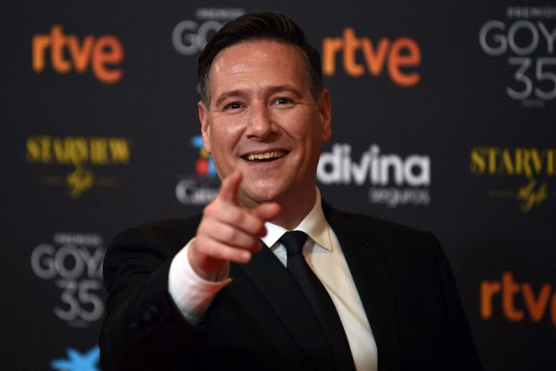 Carlos Latre señala a los cámaras de los Premios Goya