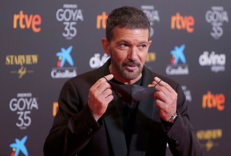 Antonio Banderas con mascarilla negra, se la quita para posar