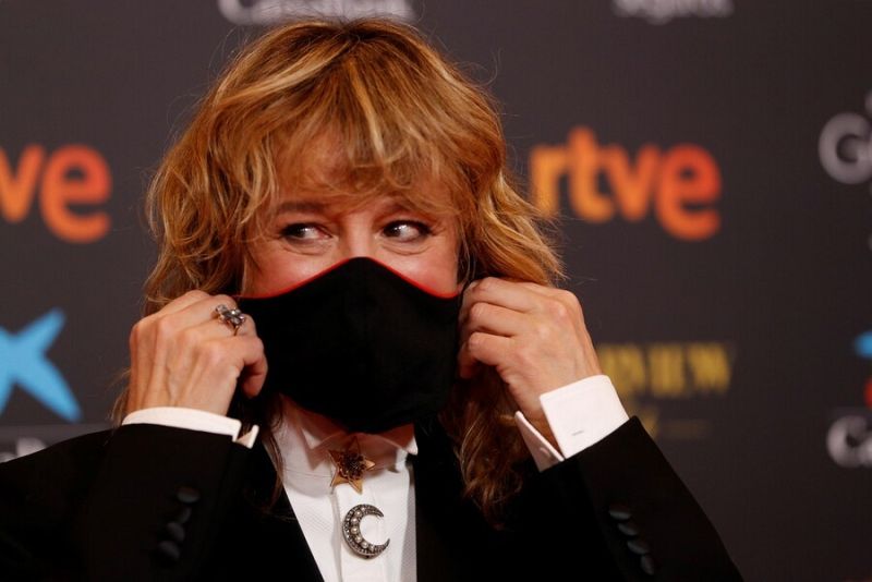 Emma Suárez se reitra para posar la mascarilla