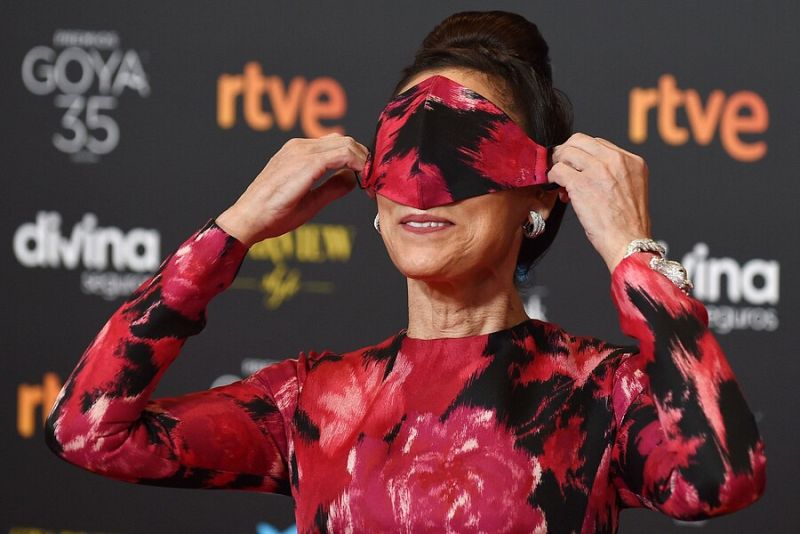 a actriz María Barranco bromea con los periodistas de la alfombra roja y se pone la mascarilla sobre los ojos.