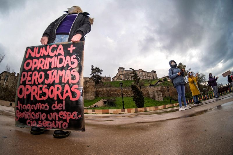 Una mujer sostiene un cartel en Toledo