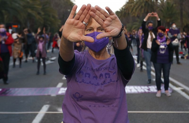 Una mujer se manifiesta por el 8M en Málaga