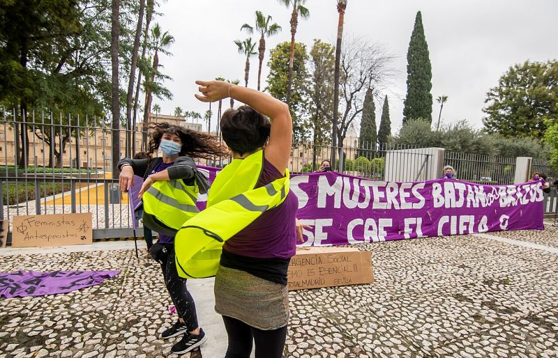 Dos mujeres bailan ante el Parlamento de Andalucía en Sevilla.