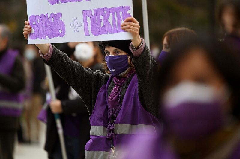 Varias mujeres se manifiestan vestidas de morado en Santander