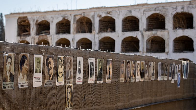 Fotografías de personas desaparecidas colgadas en la valla del cementerio de San Fernando de Sevilla