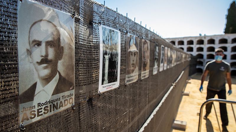 Fotografías de personas desaparecidas colgadas en la valla del cementerio de San Fernando de Sevilla