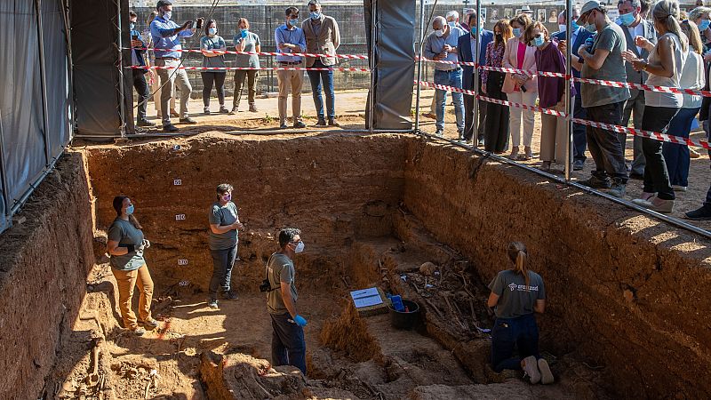 Representantes del Gobierno, Junta de Andalucía y Ayuntamiento de Sevilla durante la visita realizada para ver los trabajos de exhumación de la fosa común de Pico Reja