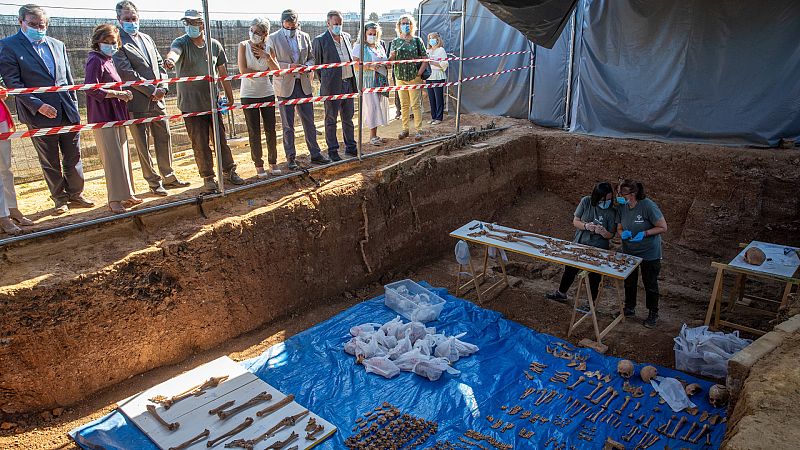 Representantes del Gobierno, Junta de Andalucía y Ayuntamiento de Sevilla durante la visita realizada para ver los trabajos de exhumación de la fosa común de Pico Reja