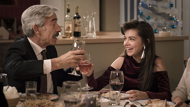 María y Antonio Alcántara brindando juntos en 'Cuéntame cómo pasó'