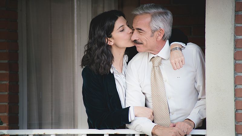 Inés da un beso muy enternecedor a su padre