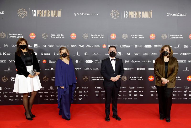 La presidenta de la Academia del Cine Catalán, Isona Passola, el vicepresidente de la Generalitat en funciones, Pere Aragonès, la presidenta del Parlament, Laura Borràs, y la alcaldesa de Barcelona, Ada Colau