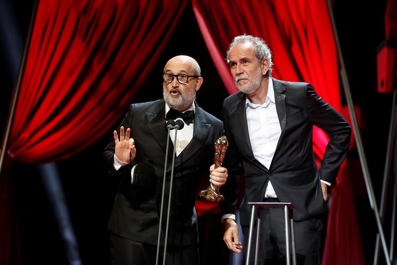 Los actores Willy Toledo y Javier Cámara recogen el premio que ha recibido su compañero Alberto San Juan como Mejor Actor Secundario