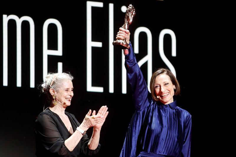 La actriz Vicky Peña entrega el Gaudí de Honor a la actriz Carme Elías