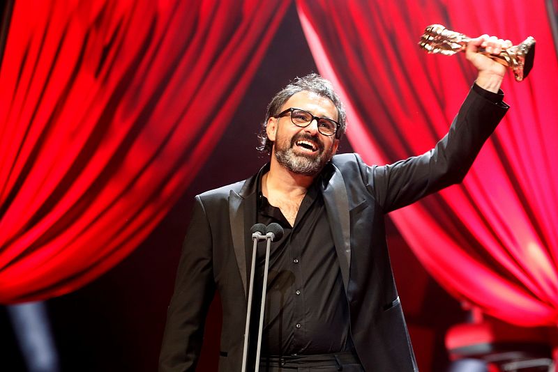 El director artístico Lluis Danés tras recibir el premio Gaudí a la mejor Dirección Artística por 'La vampira de Barcelona'