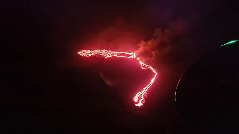 El sitio de la erupción se encuentra en un valle, a unos 4,7 kilómetros tierra adentro desde la costa sur de la península de Reykjanes.