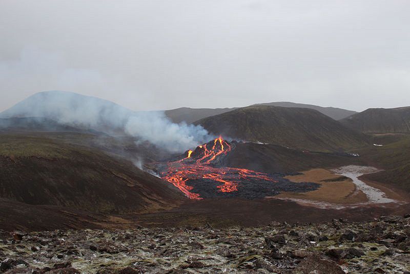 El código de color de la aviación para la península de Reykjanes se ha elevado a rojo, lo que significa una erupción en curso.