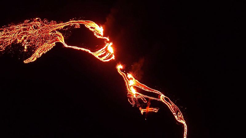 La ciudad costera de Grindavík es la región poblada cerrada al sitio de la erupción, situada aproximadamente a 10 kilómetros al suroeste.