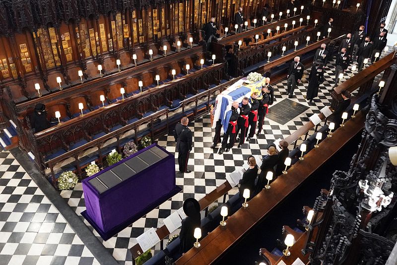 La reina Isabel II observa la llegada del ataúd con los restos de su esposo, el príncipe Felipe, al interior de la capilla de San Jorge, en el castillo de Winsor.