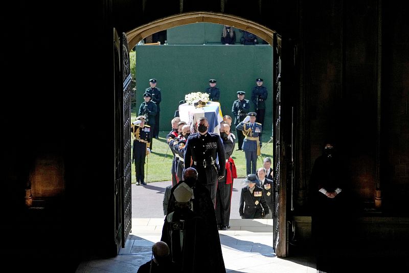 El ataúd con el cuerpo de Felipe de Edimburgo es transportado al interior de la capilla de San Jorge, en el castillo de Windsor.