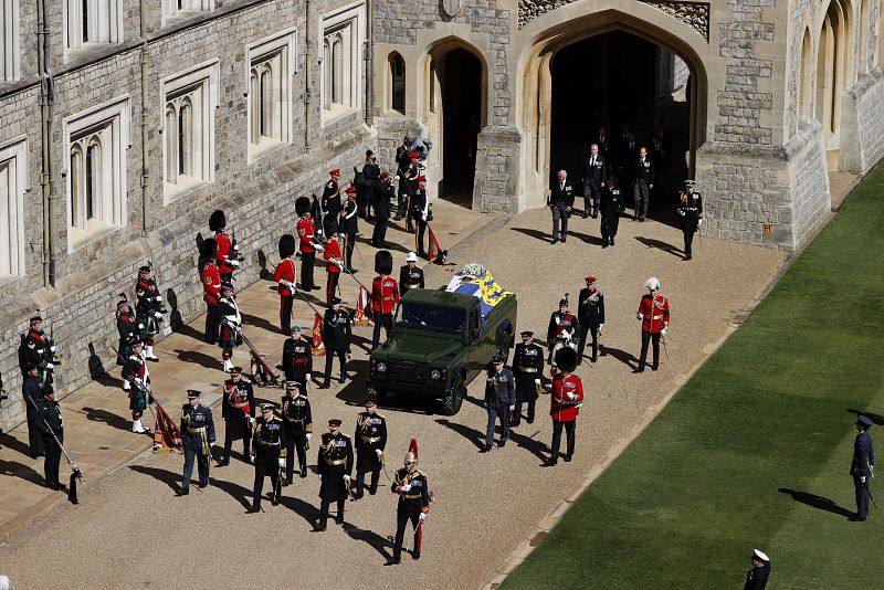 Miembros de la familia real británica acompañan el féretro del príncipe Felipe en el exterior del castillo de Windsor.