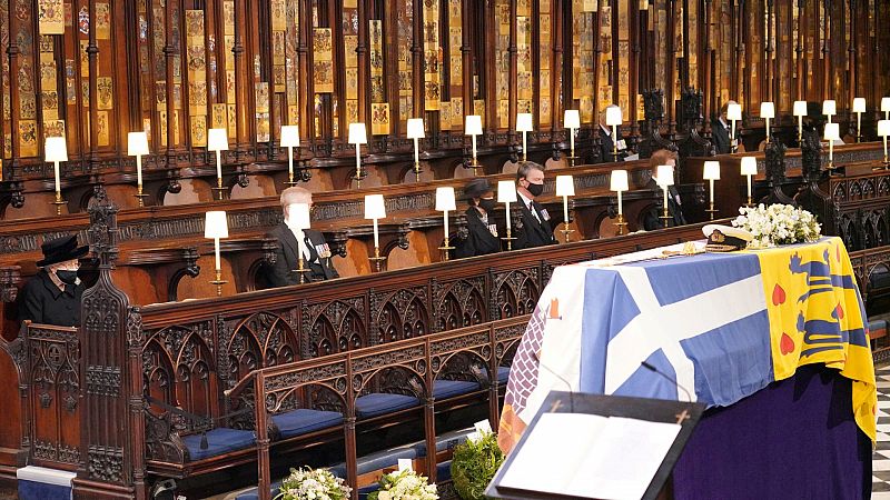 Isabel II y otros miembros de la familia real británica asisten al funeral por el príncipe Felipe, duque de Edimburgo.