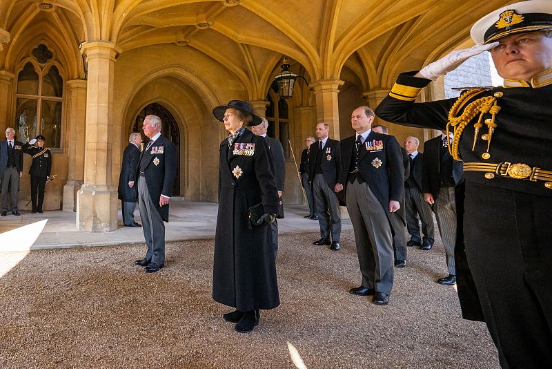 El príncipe Carlos, heredero de la Corona británica, la princesa Ana y los príncipes Eduardo y Andrés, durante el funeral de su padre, el duque de Edimburgo, en la capilla de San Jorge.