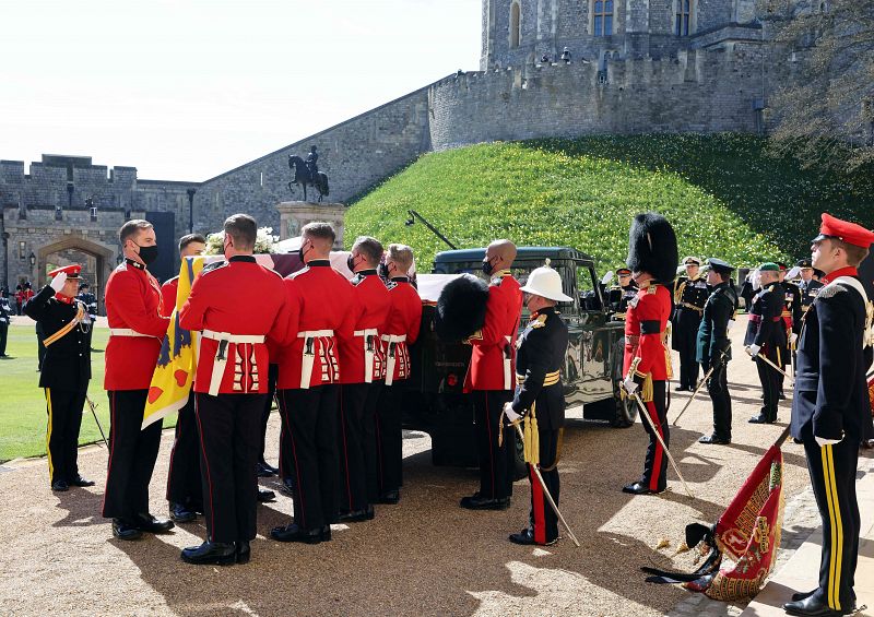 El ataúd del duque de Edimburgo es transportado desde el castillo de Windsor a la capilla de San Jorge.