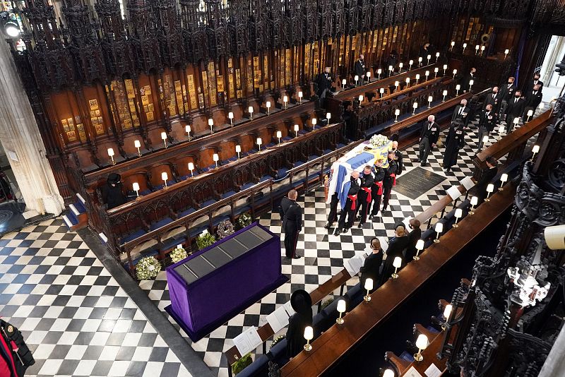 Isabel II observa la entrada del ataúd con el cuerpo de su marido, el duque de Edimburgo, durante la ceremonia celebrada en la capilla de San Jorge.