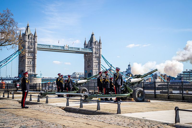 Varios cañones disparan salvas en la Torre de Londres durante el minuto de silencio por el duque de Edimburgo.
