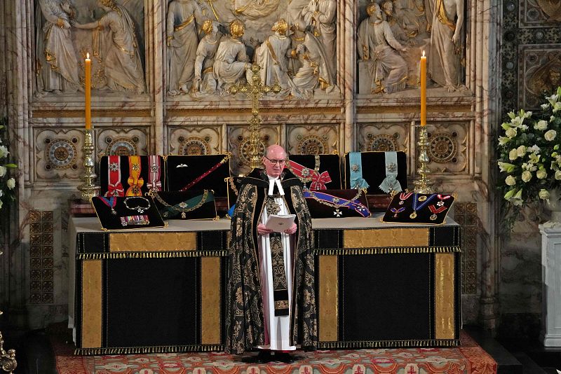 El deán de Windsor, David Conner, celebra el funeral en memoria del duque de Edimburgo.