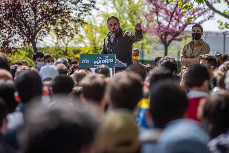 La candidata de Vox a la Comunidad de Madrid, Rocío Monasterio; y el líder del partido, Santiago Abascal, durante un acto electoral celebrado en Boadilla del Monte.