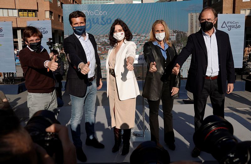 La candidata a la presidencia de la Comunidad de Madrid, Isabel Díaz Ayuso, acompañada por el presidente del PP nacional, Pablo Casado, el alcalde madrileño José Luis Martínez-Almeida, la secretaría general del PP de Madrid, Ana Camins y el expreside