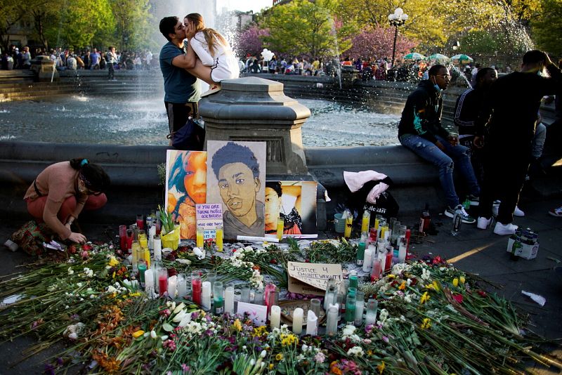 Memorial improvisado en honor de Daunte Wright, uno de los últimos asesinados por la policía