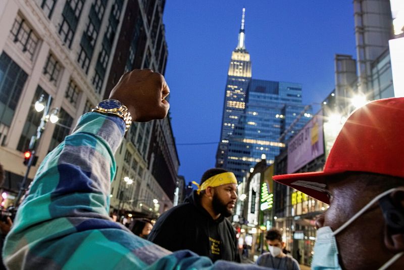La gente reacciona después de que se conociese el veredicto en una calle en el centro de Nueva York