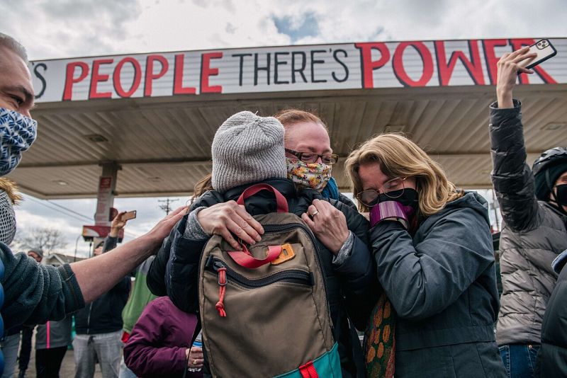 La gente celebra el veredicto de culpabilidad de Dereck Chauvin en la intersección de 38th Street y Chicago Avenue el 20 de abril de 2021 en Minneapolis, Minnesota.