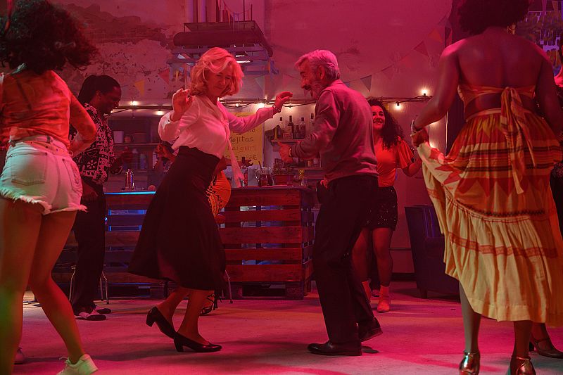 Mercedes y Antonio se apuntan a clases de salsa