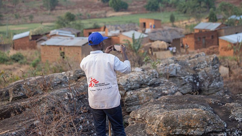 Ramadhan Nzobonimpa está tomando fotografías en la colina de Ruyaga