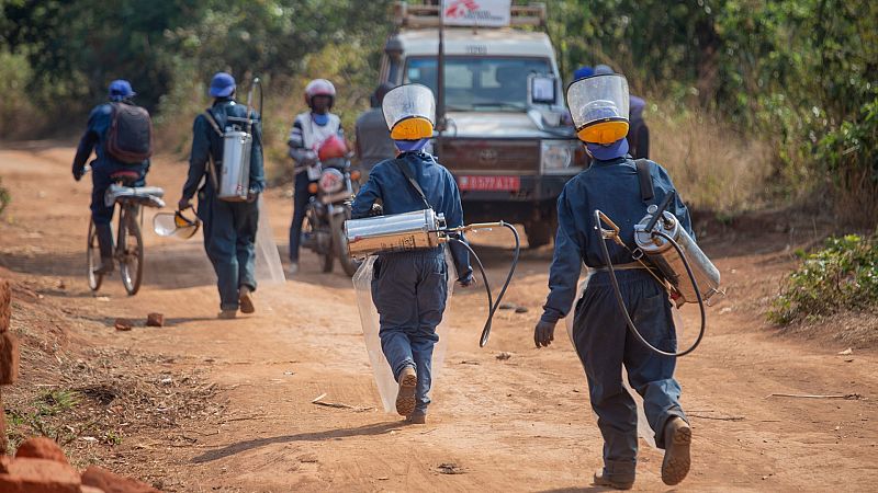 Un equipo de rociadores que acaba de tratar una casa contra los mosquitos