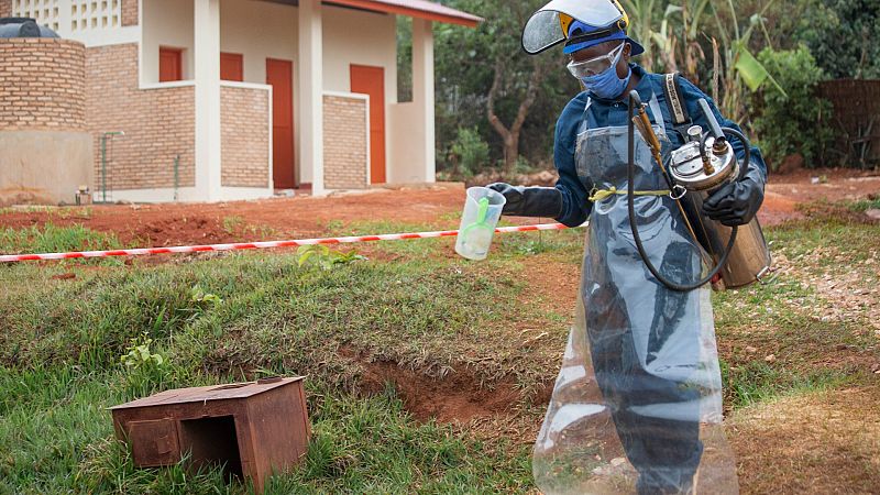 Un rociador se está preparando para tratar una casa contra los mosquitos