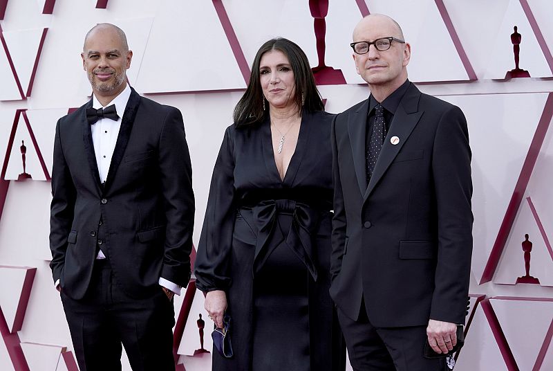 Los productores de la gala de los Oscar 2021 Jesse Collins (i), Stacey Sher (c) y Steven Soderbergh (d)