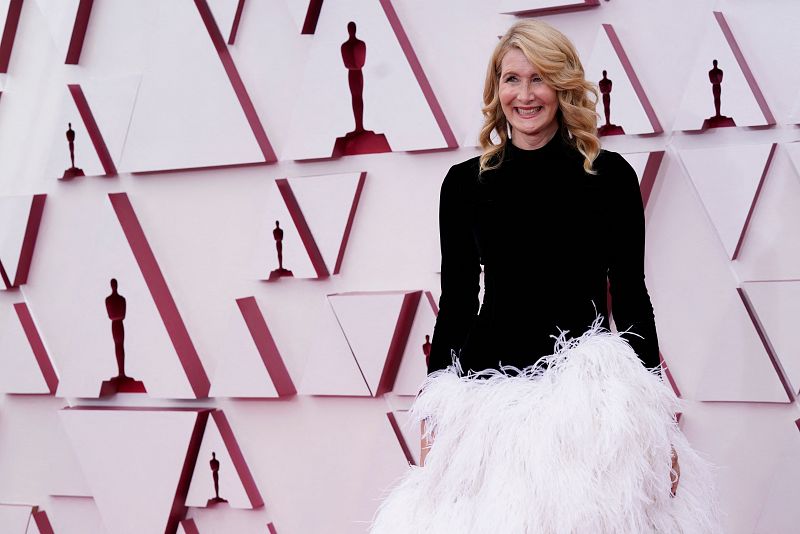 La actriz Laura Dern posando en la alfombra roja