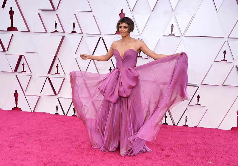 La actriz Halle Berry posa a su llegada a los Oscars, en Los Ángeles, Estados Unidos.