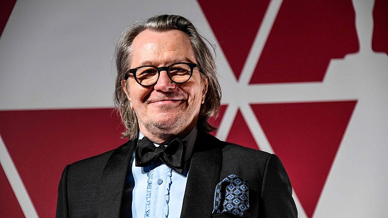 Gary Oldman, nominado al Oscar a mejor actor por 'Mank', posando en Londres