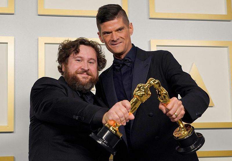 Michael Govier (izq.) Y Will McCormack posan en la sala de prensa con el premio al mejor cortometraje de animación por 'If Anything Happens I Love You'