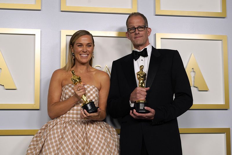 Dana Murray (i) y Pete Docter posando con sus estatuillas tras ganar 'Soul' de Pixar el Oscar a la mejor película de animación